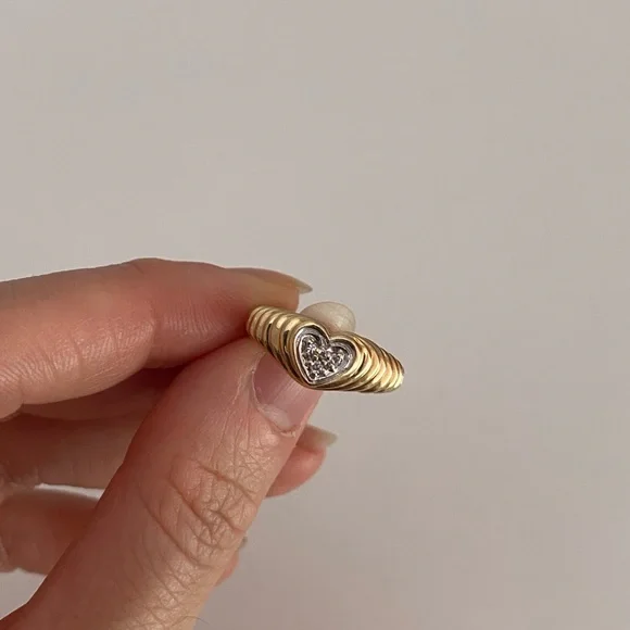 Vintage 14K Yellow Gold Heart Ring w/ Trio of Diamonds set in White Gold - Picture 8 of 9